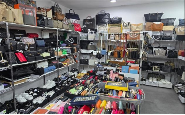 명동 비밀매장에 가방, 지갑 등 위조상품이 진열된 모습