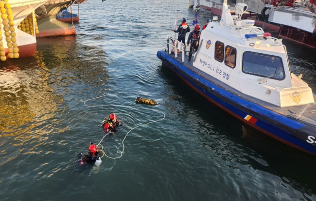 구조 작업하는 해경