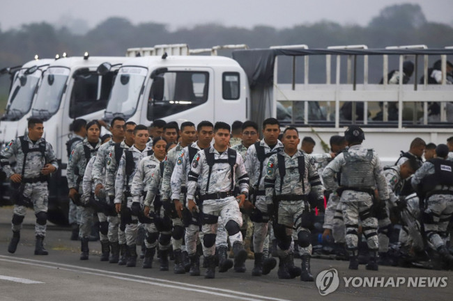 멕시코 남부에서 미 접경 지대로 이동하는 국가방위대원