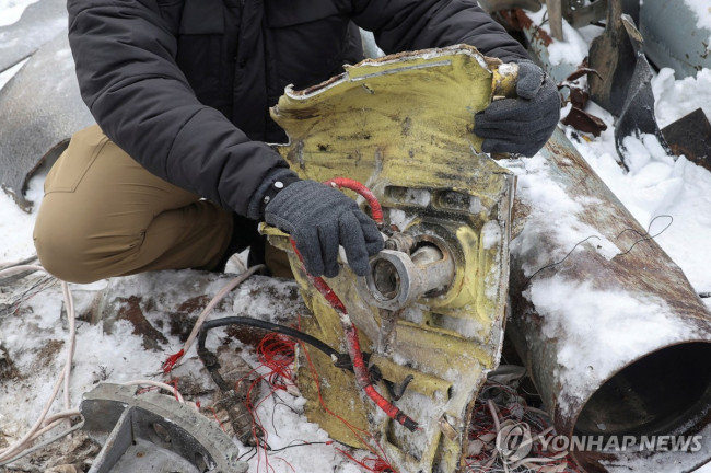 우크라이나 하르키우에서 북한산 미사일 잔해를 살펴보는 모습 