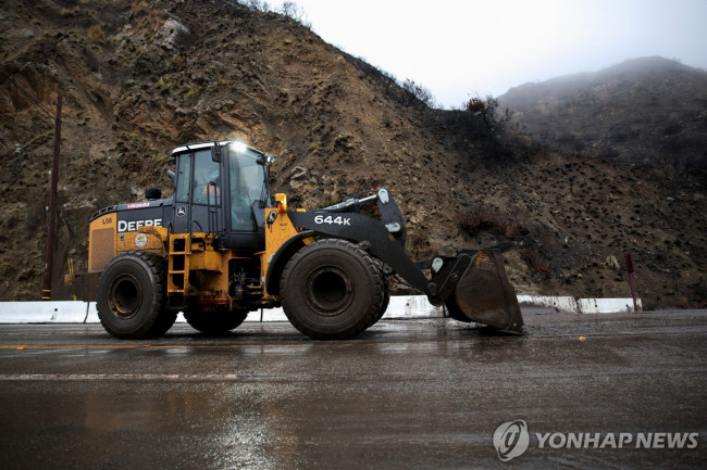 LA에서 도로 뒤덮은 진흙 치우는 중장비차