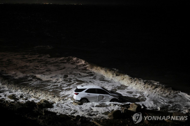 13일 LA에서 폭우에 바다로 떠내려간 차  
