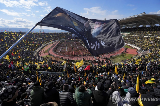 나스랄라 장례식이 열리는 대형 경기장에 모인 인파