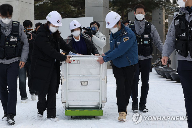 국립한글박물관 화재…차량으로 이송되는 문화재