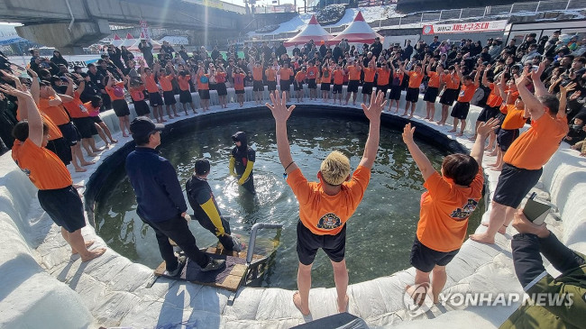 산천어 맨손 잡기 도전자들