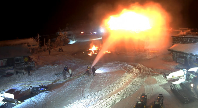 덕유산 상제루 쉼터에 불