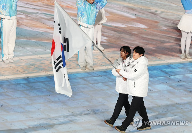 대한민국 기수로 나선 이총민과 김은지