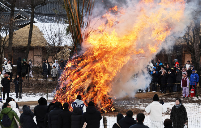타오르는 달집 보며 소원 빌어요