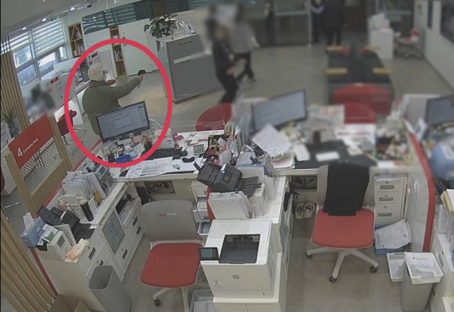 부산의 한 은행에 침입한 강도