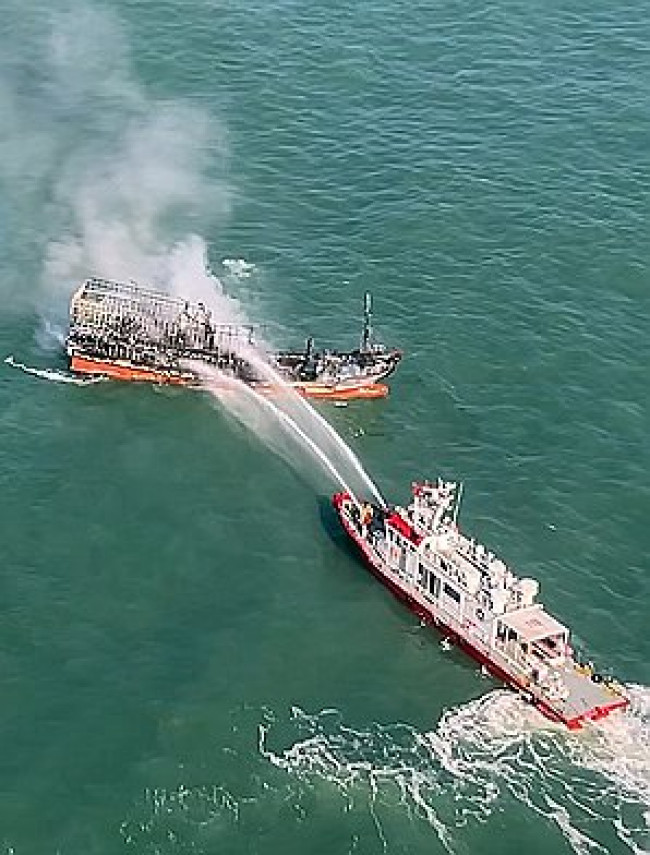 부안 어선 화재 진화하는 소방