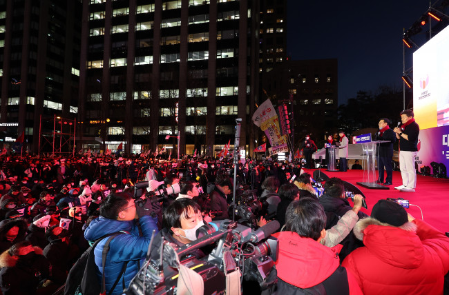 대통령국민변호인단 출범식, 시민들 앞에 선 석동현-전한길