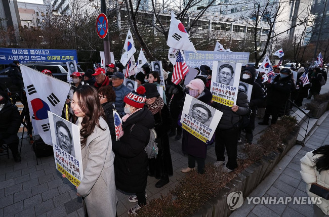 문형배 권한대행 자택 앞에서 집회 벌이는 탄핵반대 단체