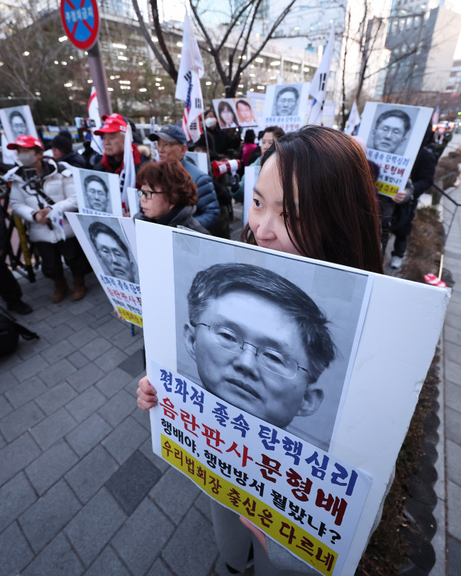 윤 대통령 지지자들, 문형배 대행 집 앞 몰려가 시위