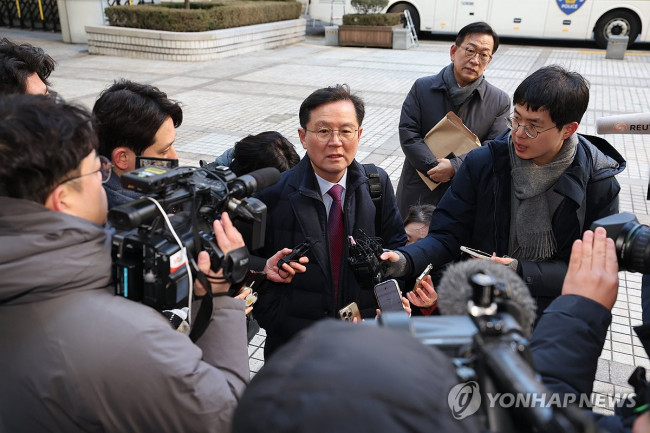 취재진 질문에 답하는 윤갑근 변호사