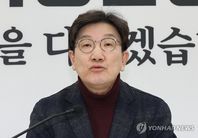 발언하는 권성동 원내대표