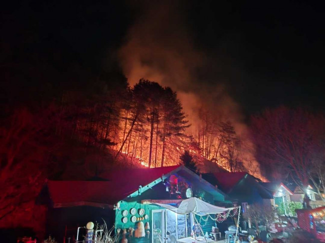 강원 홍천서 산불…진화대원 18명 투입해 진화 중