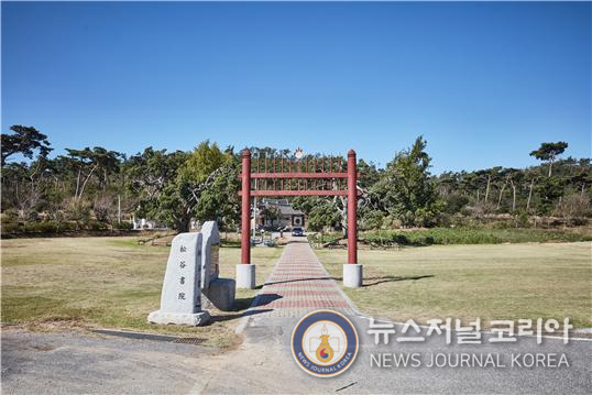 송곡서원과 서산 송곡서원 향나무(출처: 국가유산청 누리집)