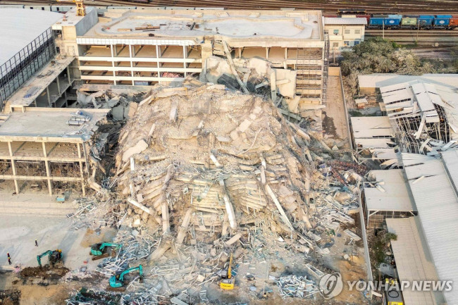 미얀마 강진으로 무너진 태국 방콕 빌딩 공사현장