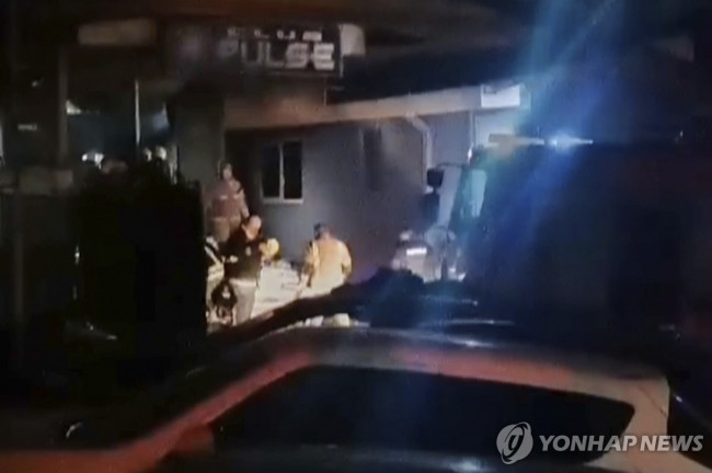 대형 화재 발생한 북마케도니아 나이트클럽에서 작업하는 구조대원들