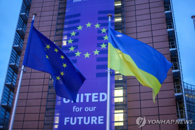 EU 집행위에 내걸린 우크라이나 국기와 EU 깃발