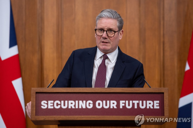 기자회견하는 영국 총리