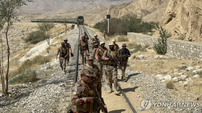 열차 납치 사건 현장 조사하는 파키스탄군