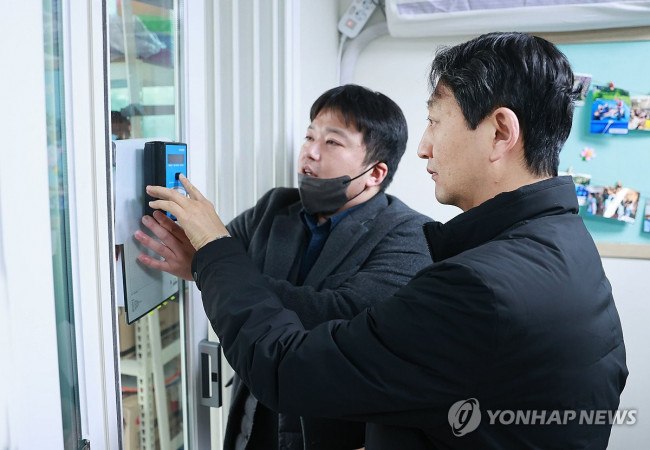 저소득층 에너지효율 개선사업 지원 현장 점검하는 안덕근 장관