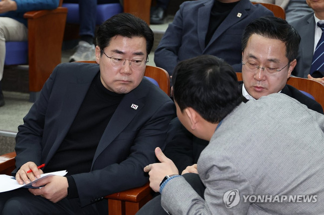 김용민 원내부대표와 대화하는 박찬대 원내대표