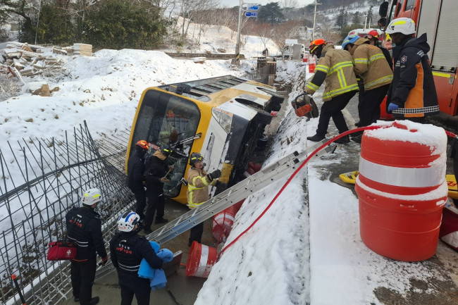 눈길에 미끄러진 버스…3명 구조