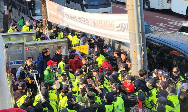 강제해산되는 헌재 앞 시위대