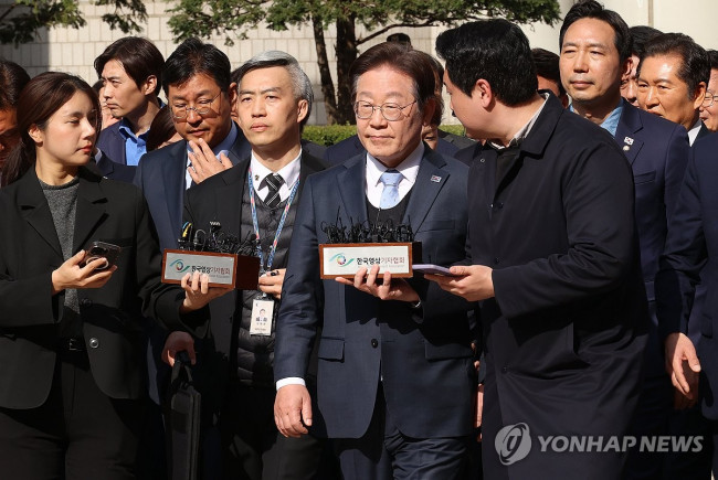 법원 나서는 이재명 대표