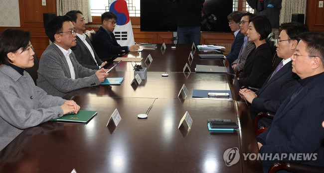 최상목 부총리, 긴급현안 경제장관 간담회