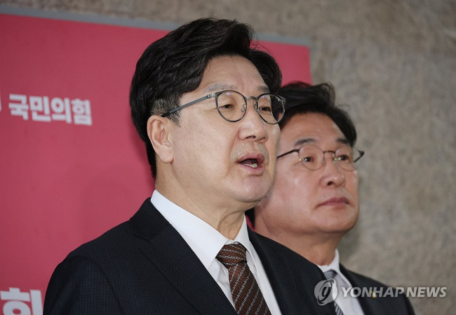 현안 관련 브리핑하는 권성동 원내대표