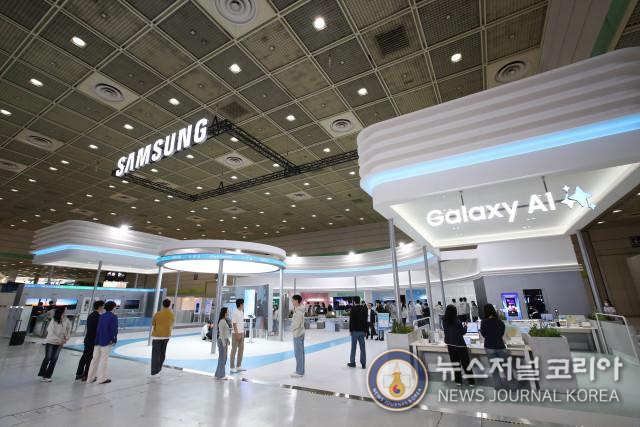 24일 서울 코엑스에서 개막한 ‘2025 월드IT쇼’ 삼성전자관 전경