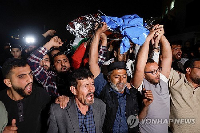 6일 서안지구서 사망한 미국인 소년의 시신을 옮기는 모습