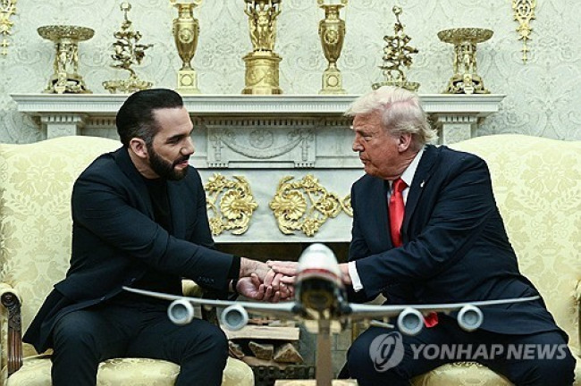 엘살바도르 대통령 만나는 트럼프
