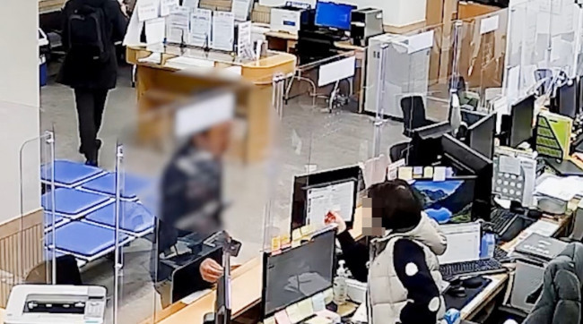 구로경찰서 민원실 찾아온 A씨(왼쪽)