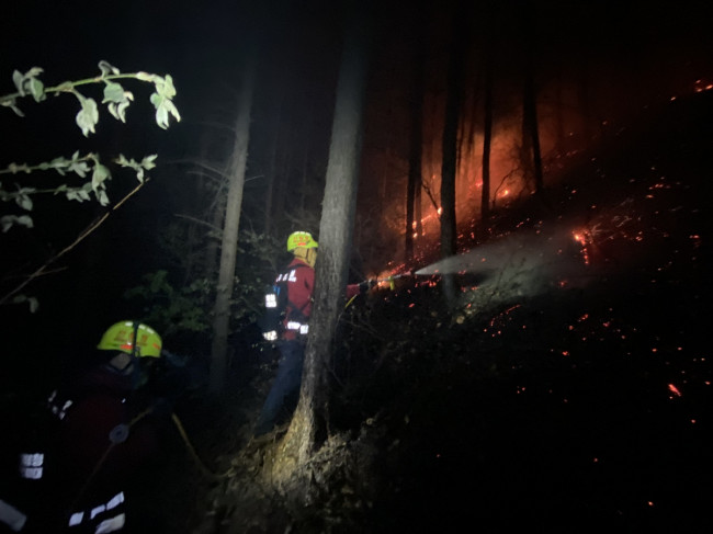야간 산불 진화 중인 공중진화대