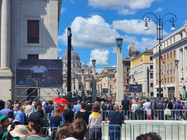 바티칸 성 베드로 광장과 주변 일대를 가득 메운 추모객들