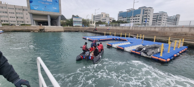 구조되는 고무보트 이용객들