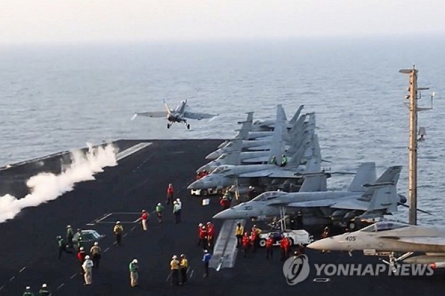 미국 해군 항공모함에서 군용기가 이륙하는 모습.