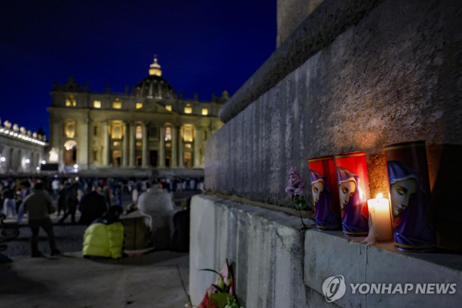 21일(현지시간) 저녁 바티칸 성베드로 광장에서 열린 묵주기도