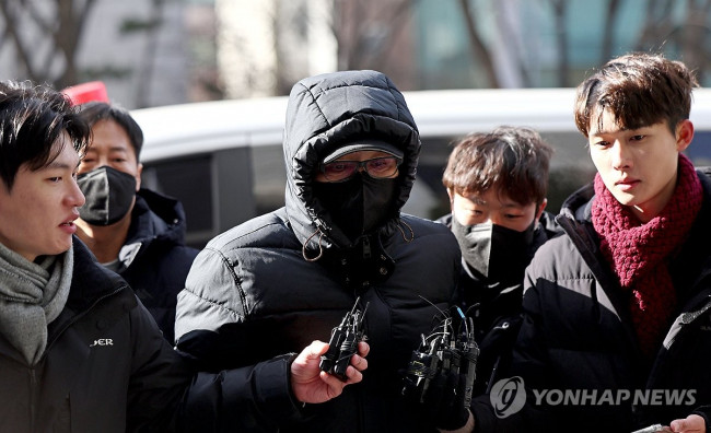 말없이 법정 향하는 전성배 씨