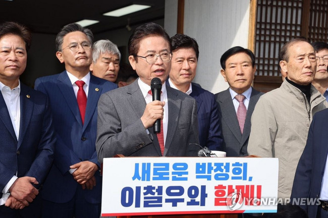 이철우 경북도지사, 박정희 전 대통령 생가서 대선 출마 선언