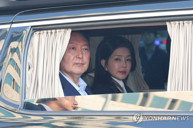 서초동 사저로 향하는 윤 전 대통령 부부