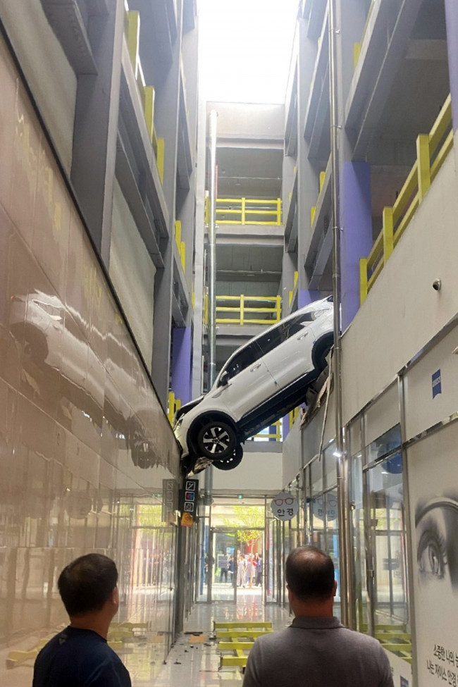 SUV 주차장 돌진 사고