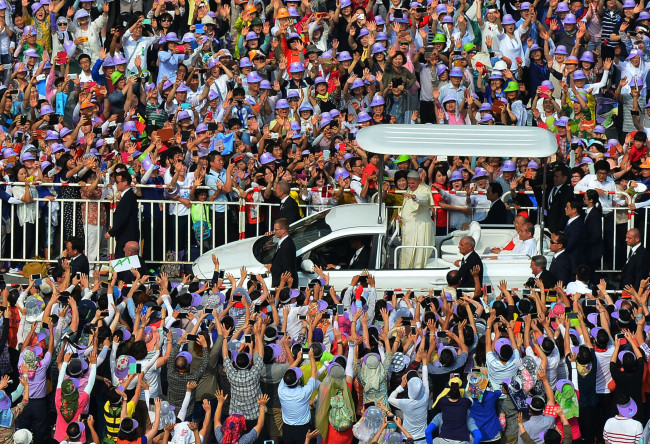 카 퍼레이드하며 신자들에게 인사하는 교황