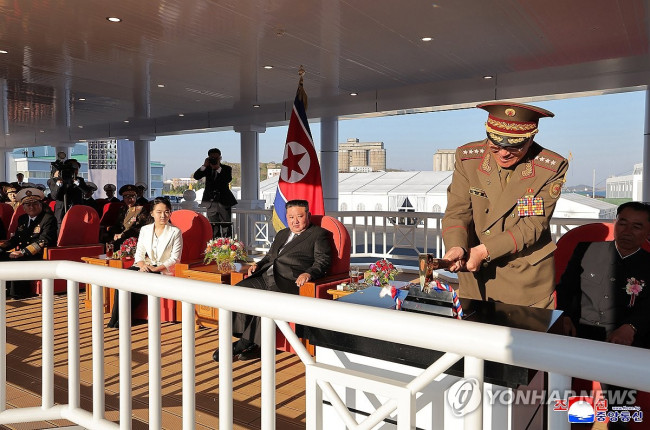 김정은, 딸 주애와 신형구축함 '최현호' 진수식 참석