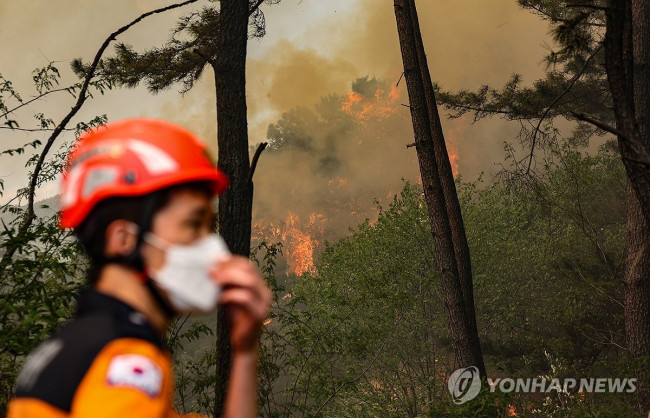 강풍에 번지는 산불