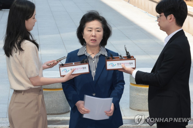 취재진 질문에 답하는 김영선 전 의원